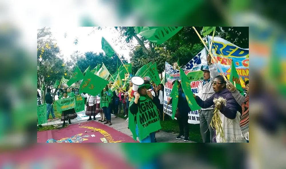 Presión. Agricultores y simpatizantes llegaron hasta las puertas del Consejo de Minería para hacer sentir su voz de rechazo al proyecto de la minera Southern. Presión. Agricultores y simpatizantes llegaron hasta las puertas del Consejo de Minería para hacer sentir su voz de rechazo al proyecto de la minera Southern.