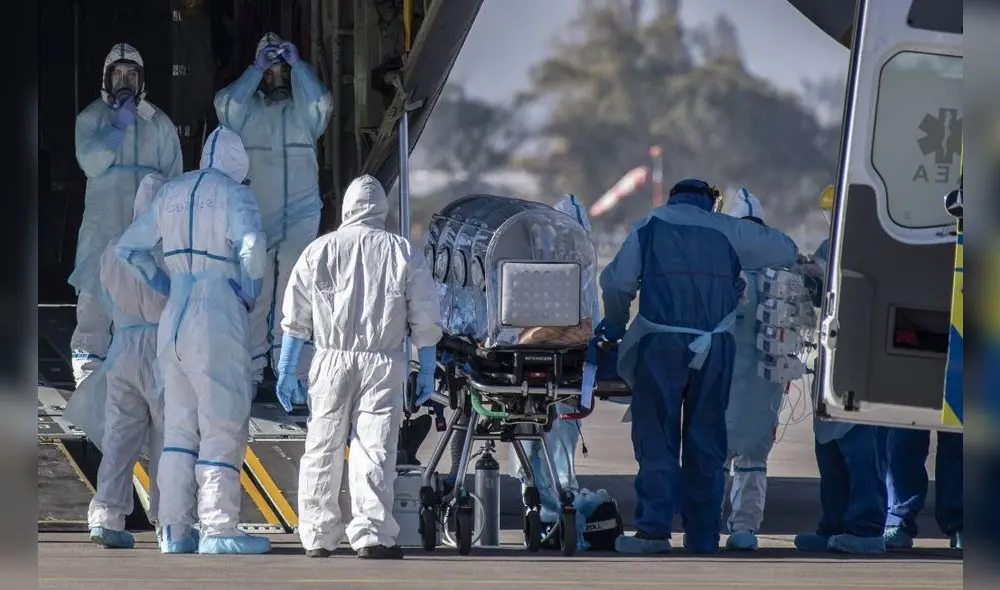 Health workers move a COVID-19 infected patient to a C-130 Hercules, to be taken to the city of Concepcion, at a Chilean Air Force base in Santiago, Chile, on May 24, 2020. - Patients infected with COVID-19 are taken to other cities in the country in order to free up space in the intensive care units of hospitals in Santiago. (Photo by Martin BERNETTI / AFP) Health workers move a COVID-19 infected patient to a C-130 Hercules, to be taken to the city of Concepcion, at a Chilean Air Force base in Santiago, Chile, on May 24, 2020. - Patients infected with COVID-19 are taken to other cities in the country in order to free up space in the intensive care units of hospitals in Santiago. (Photo by Martin BERNETTI / AFP)