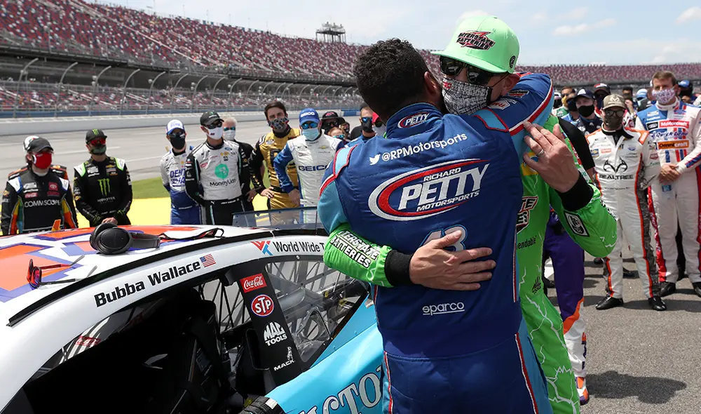 Bubba Wallace rompió en llanto con emotivo gesto de colegas tras sufrir acto de racismo previo a su participación en NASCAR. (FOTO: AFP).