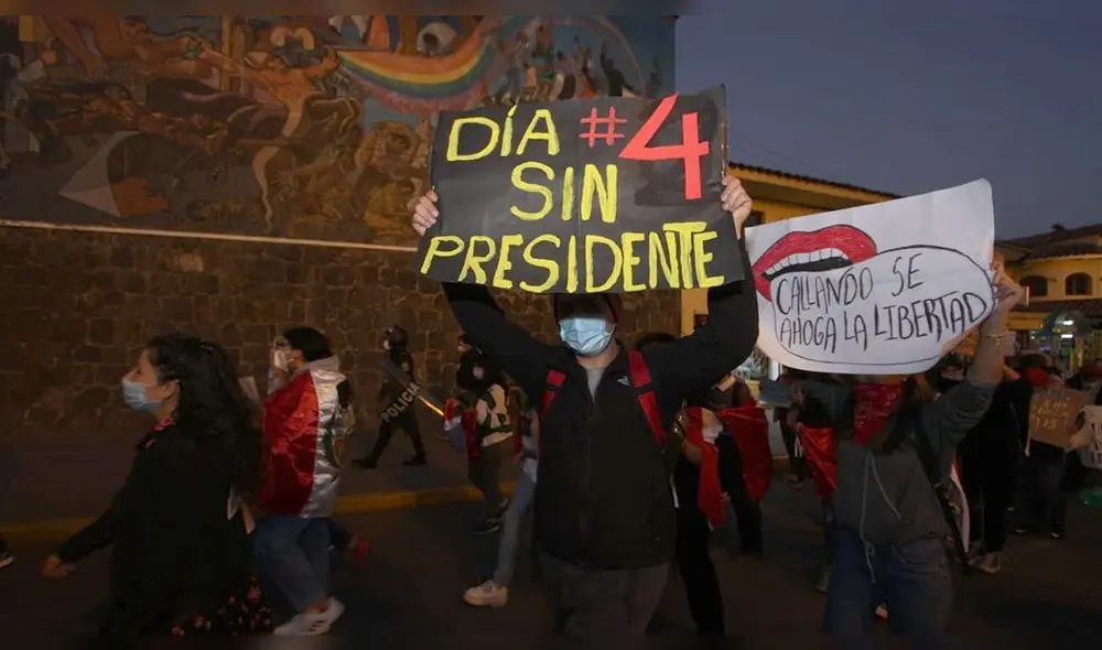 Jóvenes cusqueños no dan tregua a Manuel Merino. Foto: Luis Castillo Jóvenes cusqueños no dan tregua a Manuel Merino. Foto: Luis Castillo