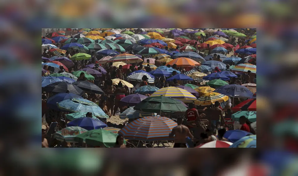 Sin mantener distancia social para evitar la propagación del coronavirus, bañistas disfrutan en la playa de Ipanema en Río de Janeiro. Foto: EFE Sin mantener distancia social para evitar la propagación del coronavirus, bañistas disfrutan en la playa de Ipanema en Río de Janeiro. Foto: EFE