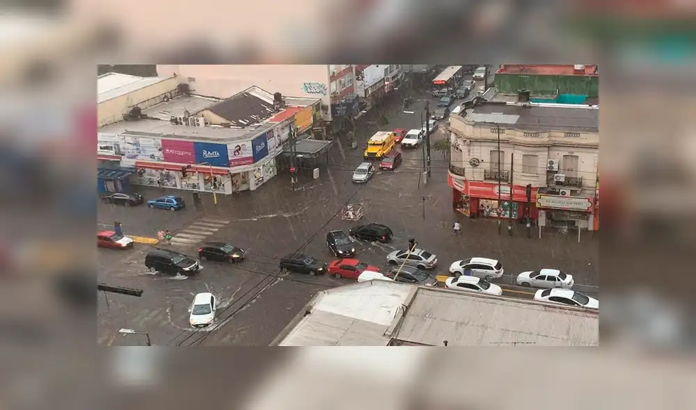 Momento exacto en que una niña es arrastrada por la corriente en medio de una tormenta   [VIDEO]