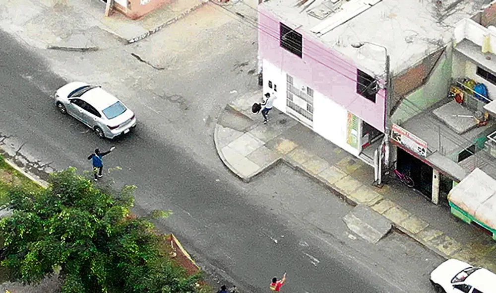 Asalto. Imágenes de la captura y seguimiento de los asaltantes de un agente bancario en una botica de San Martín de Porres. Los drones demostraron su eficacia en operativos de inteligencia policial.