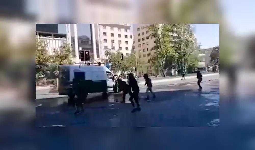 Vehículo que transportaba carabineros atropelló a manifestante chileno. Foto: Captura Vehículo que transportaba carabineros atropelló a manifestante chileno. Foto: Captura