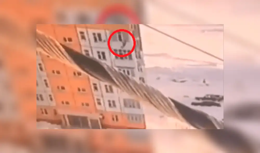 Mujer cae del noveno piso, se levanta y se va andando como si nada hubiese pasado [VIDEO]