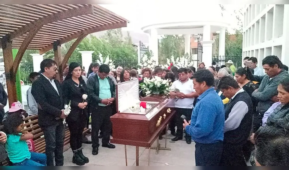 Entierro se realizó en el cementerio de Tiabaya, en Arequipa. Entierro se realizó en el cementerio de Tiabaya, en Arequipa.