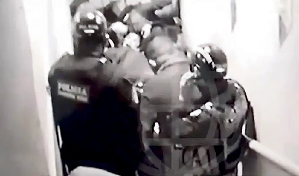 Aglomeración. Los policías perdieron el control, la puerta sigue cerrada, aplastan a las mujeres.