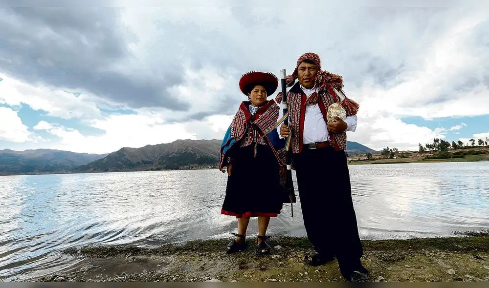 el dato  La inmensidad de Piuray y sus más cercanos protectores. La pareja Aquilino - Diana Carolina cuidan de la limpieza de sus aguas desde hace varios años.