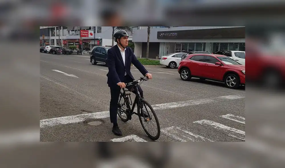 Debate municipal: Manuel Velarde acude en bicicleta a evento del JNE