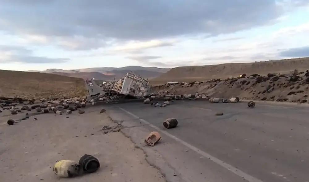 El hecho se produjo en el kilómetro 148, específicamente entre los sectores de Pillones y Patahuasi. Foto: PNP.