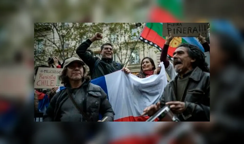 Algunos de los chilenos que se concentraron en París contra Sebastián Piñera. Foto: AFP. Algunos de los chilenos que se concentraron en París contra Sebastián Piñera. Foto: AFP.