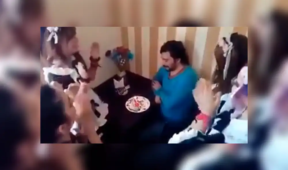 Facebook: Joven 'otaku' recibe peculiar 'regalo' de cumpleaños y su reacción sorprende a miles [VIDEO]