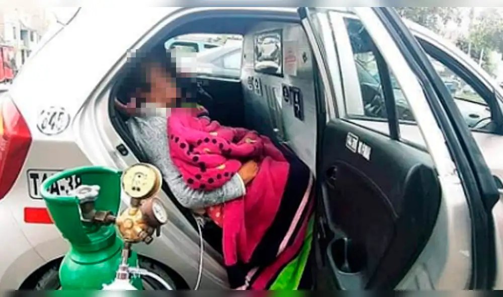 Anciana recibe oxígeno a bordo de taxi en la vía pública Anciana recibe oxígeno a bordo de taxi en la vía pública