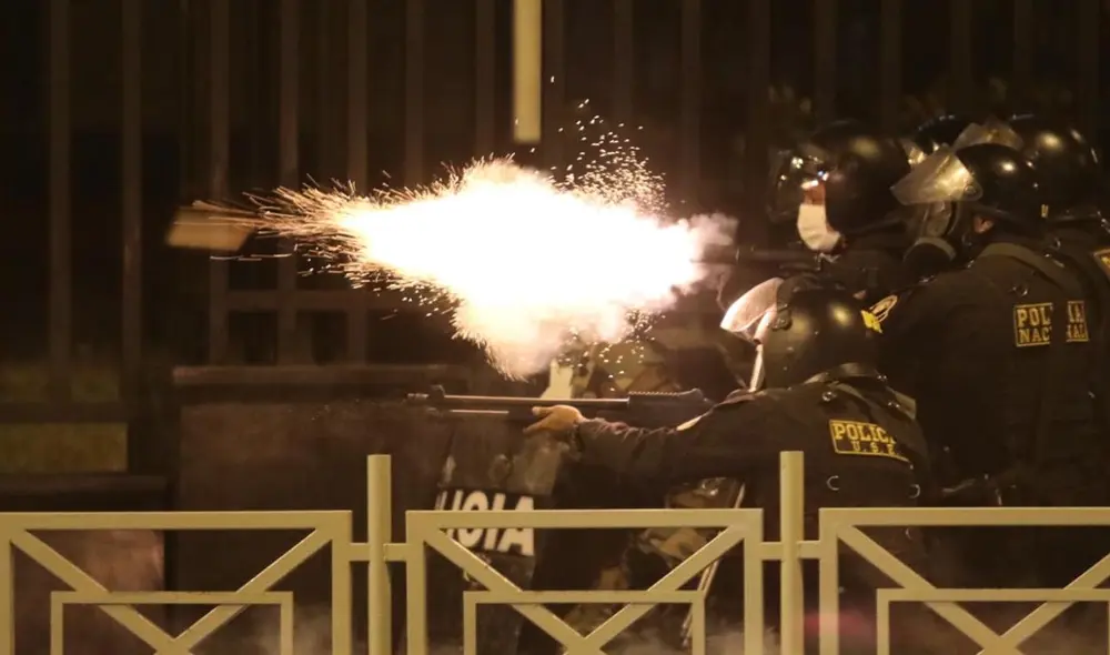 Policía reprimió a manifestantes con bombas lacrimógenas y perdigones en el Centro Histórico de Lima. Foto: Jorge Cerdán/La República Policía reprimió a manifestantes con bombas lacrimógenas y perdigones en el Centro Histórico de Lima. Foto: Jorge Cerdán/La República