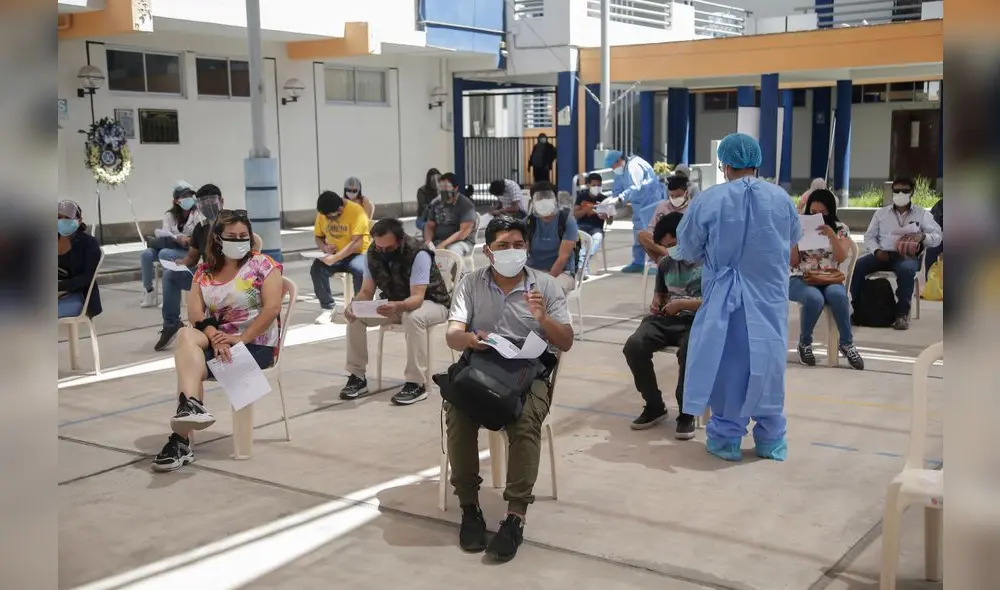 VACUNACIÓN A REGAZADOS EN I.E JUANA CERVANTES 