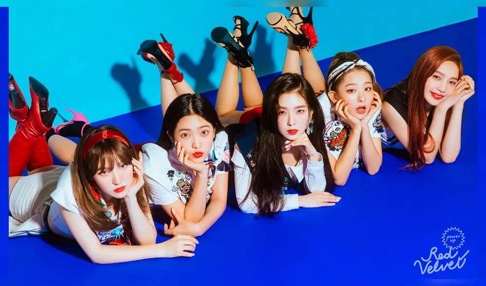 Red Velvet, es un grupo femenino surcoreano formado por S.M. Entertainment. El grupo debutó el 1 de agosto de 2014 con su sencillo digital «Happiness» y cuatro miembros: Irene, Seulgi, Wendy y Joy.​