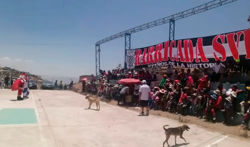 Chocolatada se realizó en el distrito de Cerro Colorado. Foto: Barricada Sur