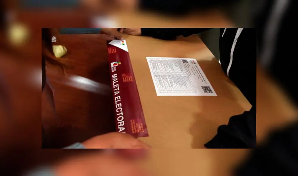 Empleados del Tribunal Electoral preparan material electoral para ser distribuido para las elecciones generales del domingo. Foto: AFP Empleados del Tribunal Electoral preparan material electoral para ser distribuido para las elecciones generales del domingo. Foto: AFP