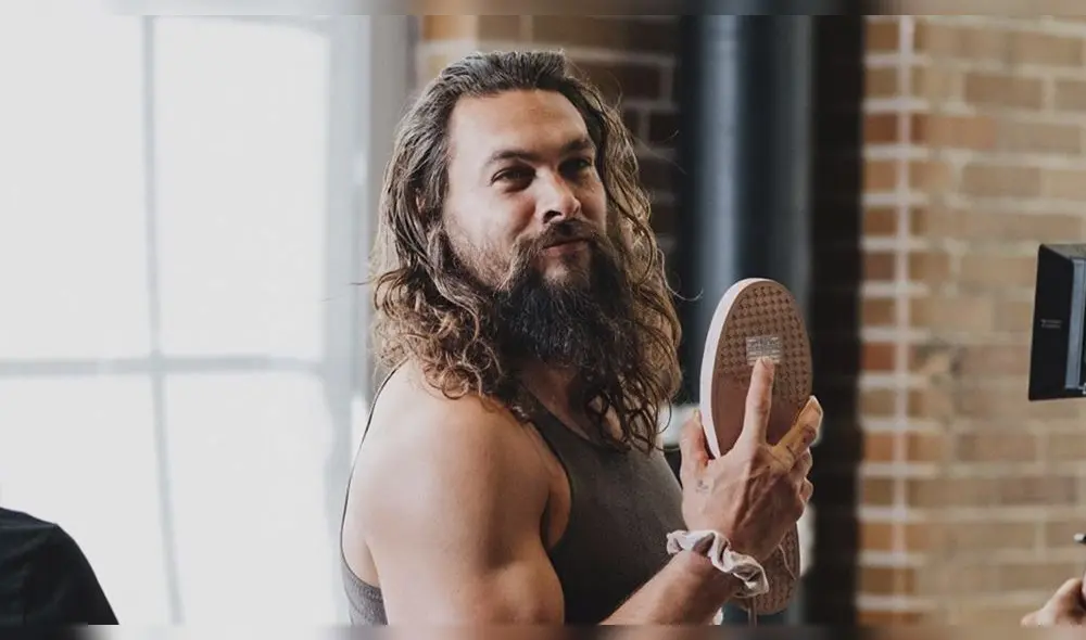 El actor de 'Aquaman' no abandona su estilo rockero y muestra el traje con el que espera impresionar en la alfombra roja. El actor de 'Aquaman' no abandona su estilo rockero y muestra el traje con el que espera impresionar en la alfombra roja.