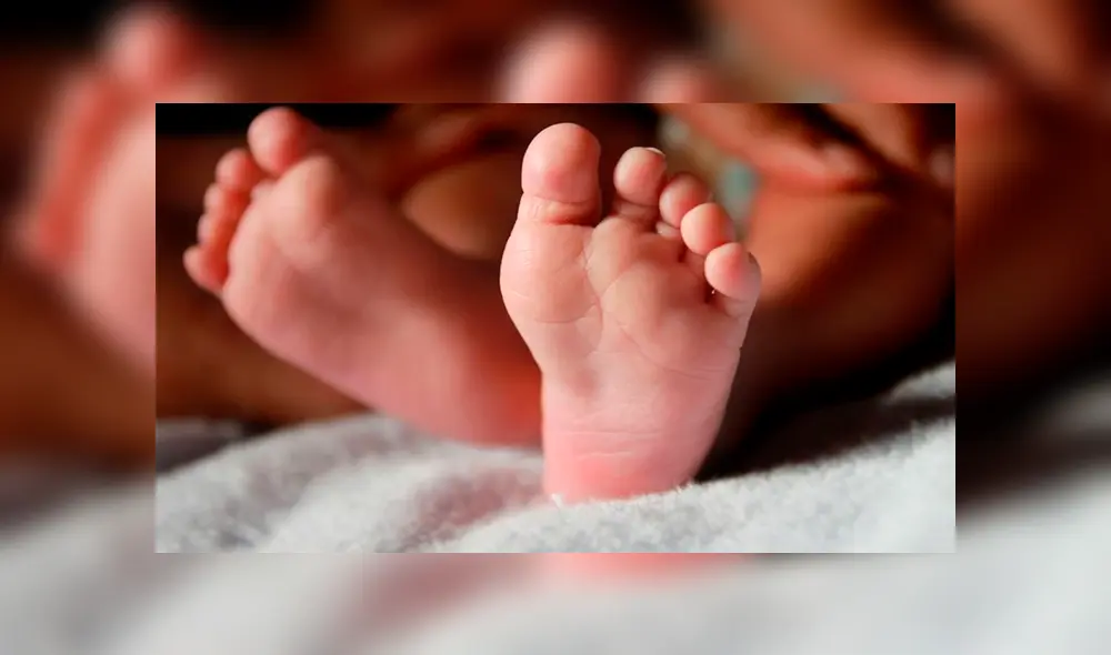 Una patrulla de la policía se detuvo en el lugar y encontraron a la mujer dando a luz en plena calle. (Captura: Foto referencial)