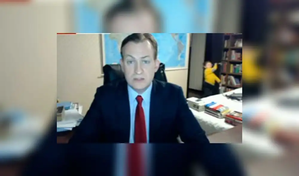 YouTube: analista daba entrevista en vivo, pero fue sorprendido por la aparición de su bebé | VIDEO 