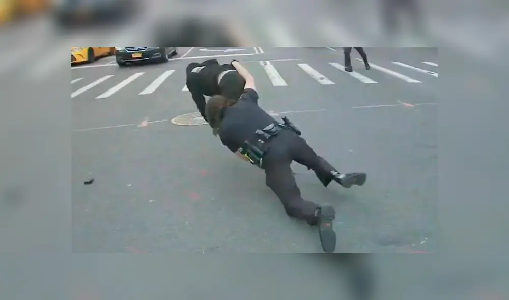 Video es viral en YouTube. El escurridizo delincuente creyó que podía escapar de los policías; sin embargo, los oficiales notaron su fuga y lo capturaron rápidamente. Foto: Captura.