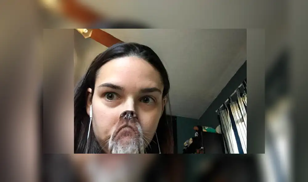 La foto se volvió viral en Facebook por el cómico selfie que se tomó la joven con su mascota La foto se volvió viral en Facebook por el cómico selfie que se tomó la joven con su mascota