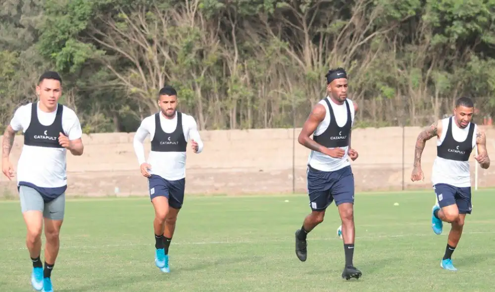Bengoechea conversó seriamente con el plantel de Alianza Lima. Bengoechea conversó seriamente con el plantel de Alianza Lima.