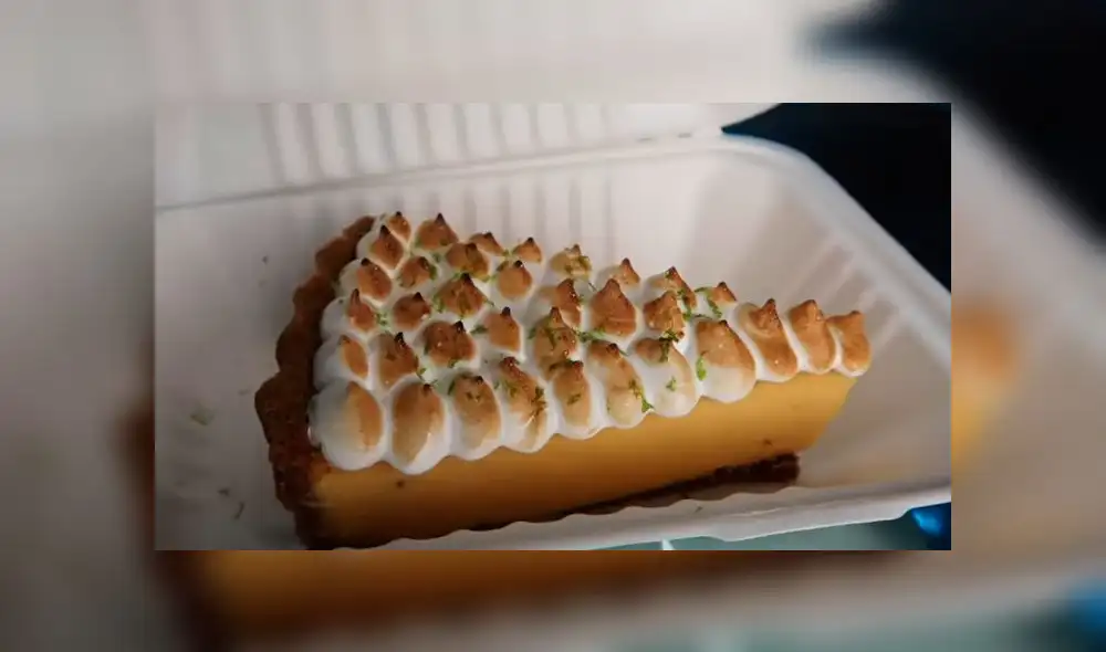 Desliza las imágenes para ver cómo luce el pie de limón que cuesta 29 soles en una pastelería peruana. Foto: Desbalanceados/YouTube Desliza las imágenes para ver cómo luce el pie de limón que cuesta 29 soles en una pastelería peruana. Foto: Desbalanceados/YouTube