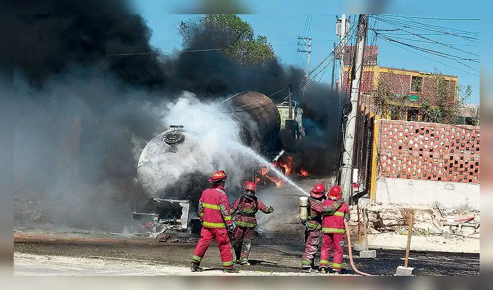 Siniestro. El camión cisterna con gas sufrió una avería por ingresar a una vía restringida. Siniestro. El camión cisterna con gas sufrió una avería por ingresar a una vía restringida.