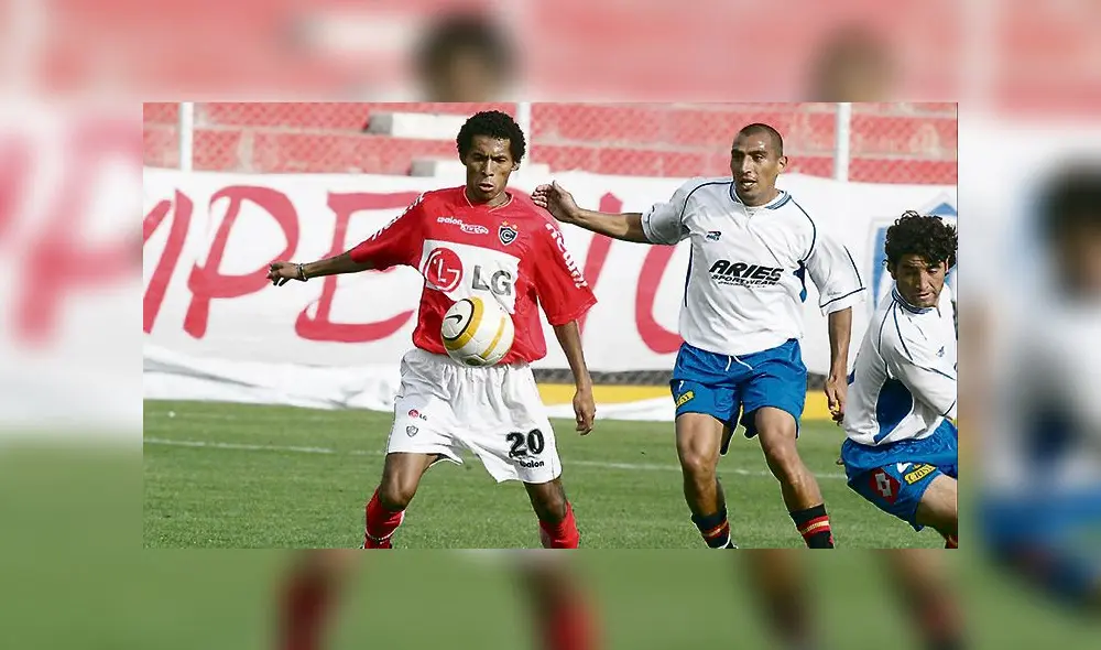 CARLOS LOBATON DEL CIENCIANO DEL CUSCO QUE ENFRENTO ESTA TARDE A LA UNION ESPAÑOLA DE CHILE EN UN PARTIDO AMISTOSO. CIENCIANO PRESENTO SU PLANTEL OFICIAL PARA LA TEMPORADA 2005
