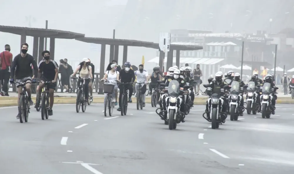 Entre adultos y menores de edad, decenas acudieron a playas, pero algunos sin tomar las precauciones del caso. Foto: Jhon Reyes / La República