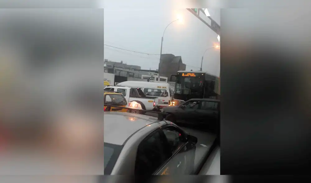 Reportan caos vehicular en Evitamiento tras cierre de vías [FOTOS]
