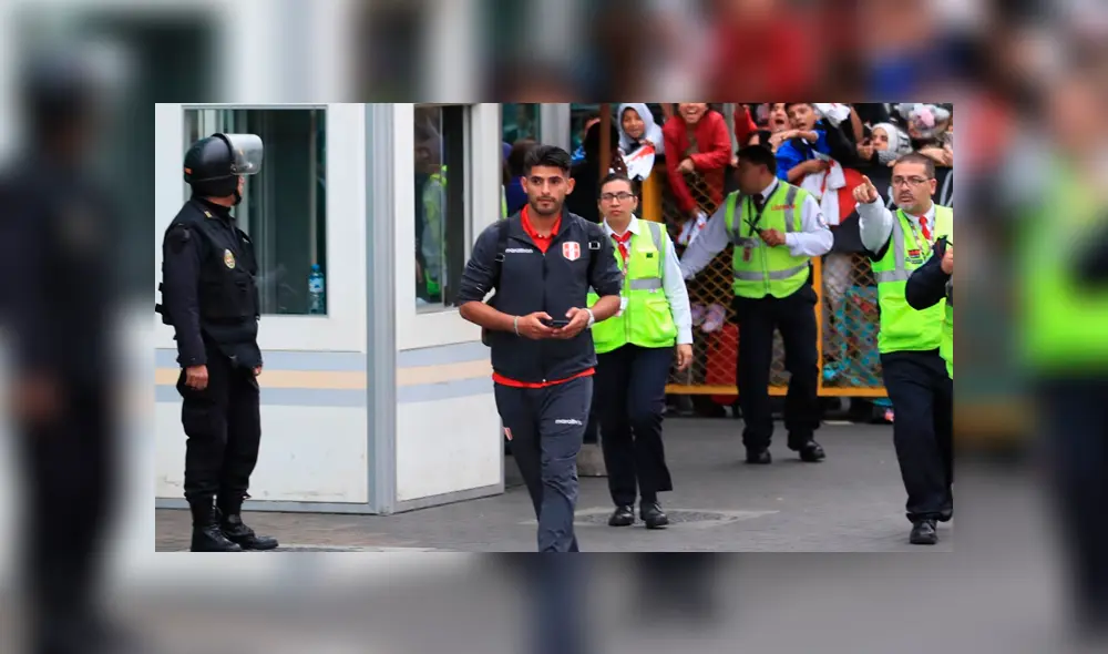 Selección peruana: Renato Tapia corre de bus privado a taxi para ir donde su familia