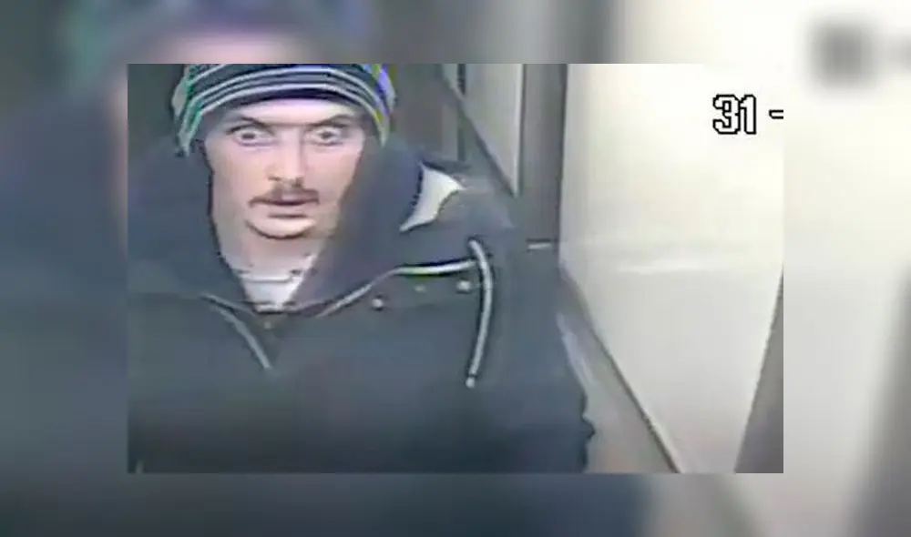 Michael Foran fue a conversar con los visitantes en la entrada del departamento donde acababa de asesinar a su exnovia. Captura de video / West Midlands Police.