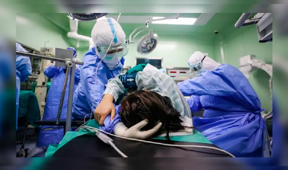 Médicos arriesgan su vida para cuidar la vida de los demás. Médicos arriesgan su vida para cuidar la vida de los demás.