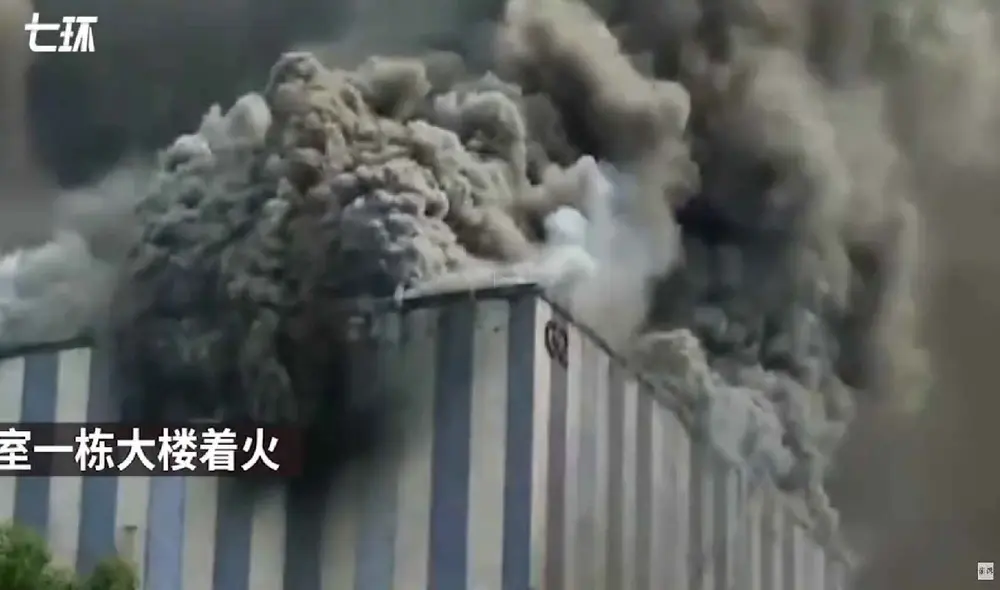 Una gigantesca humareda se observó en China. Foto: captura de YouTube Una gigantesca humareda se observó en China. Foto: captura de YouTube