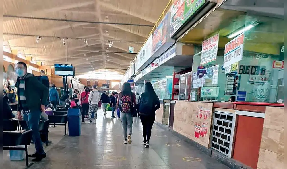 viajes. En terminal terrestre de Arequipa ayer se notó un incremento de viajeros. Por la demanda, algunas empresas subieron sus tarifas.