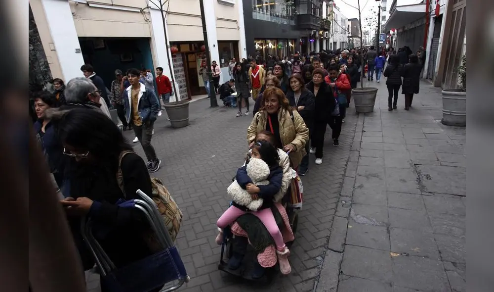 Colas por concierto de Juan Diego FLores Colas por concierto de Juan Diego FLores