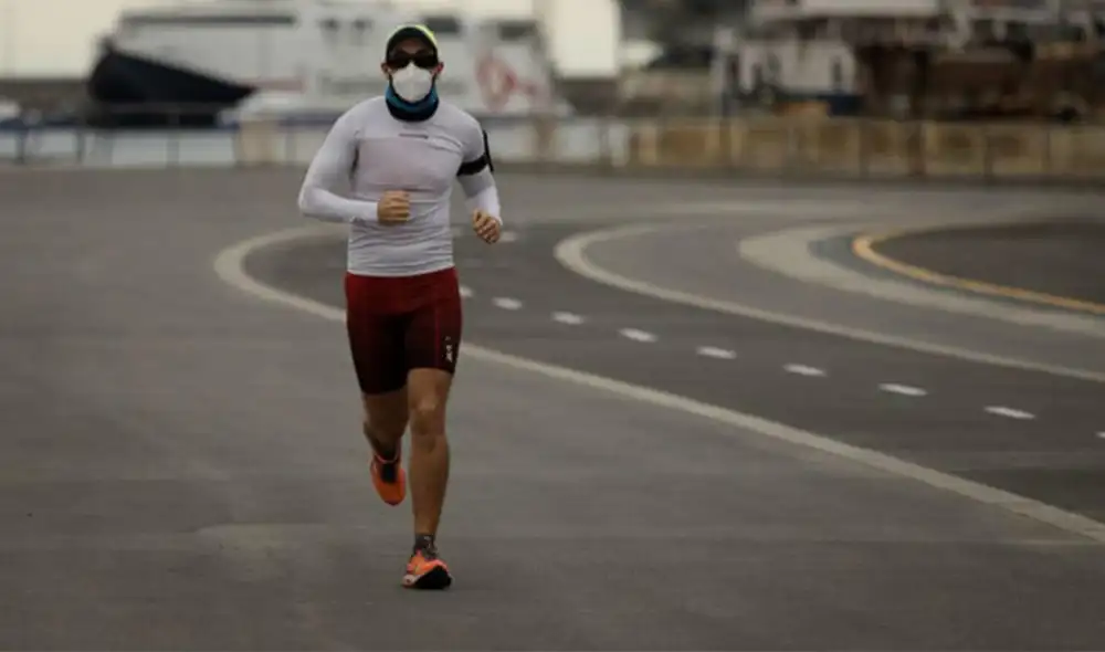 En algunos países, como España, los corredores deben portar mascarilla cuando no les sea posible mantener la distancia social. Foto: EFE.