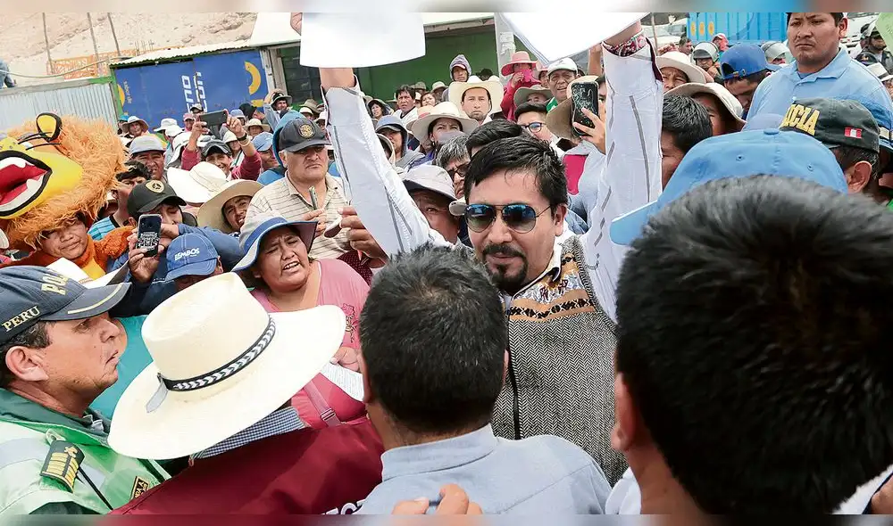 Kallpa. Como si de una broma se tratara, el gobernador mantenía una sonrisa ante las recriminaciones de los agricultores de La Joya, a quienes trató de vendidos. Kallpa. Como si de una broma se tratara, el gobernador mantenía una sonrisa ante las recriminaciones de los agricultores de La Joya, a quienes trató de vendidos.