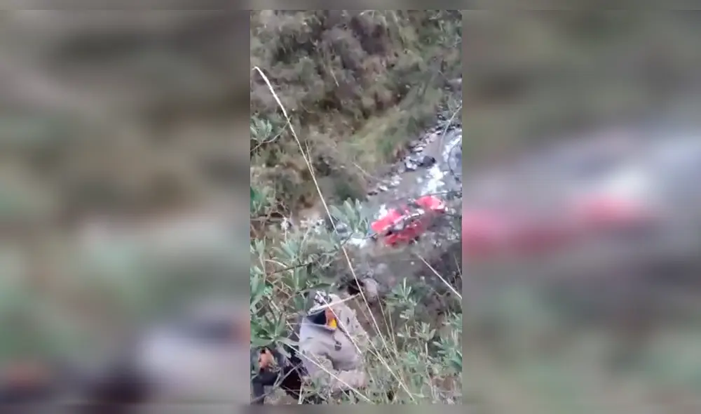 Vehículo tuvo que ser levantado por una grúa. Vehículo tuvo que ser levantado por una grúa.