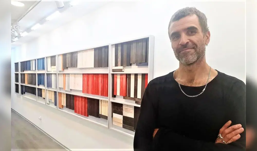 Ryan Brown junto a una de sus instalaciones que expone en la galería Impakto.