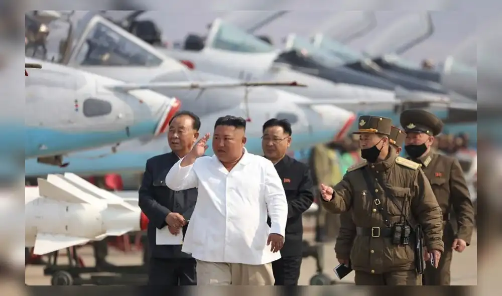 Kim Jong-un inspeccionando equipos de defensa aérea el pasado 12 de abril, una de las últimas veces que fue visto en público. Foto KCNA (EFE) Kim Jong-un inspeccionando equipos de defensa aérea el pasado 12 de abril, una de las últimas veces que fue visto en público. Foto KCNA (EFE)