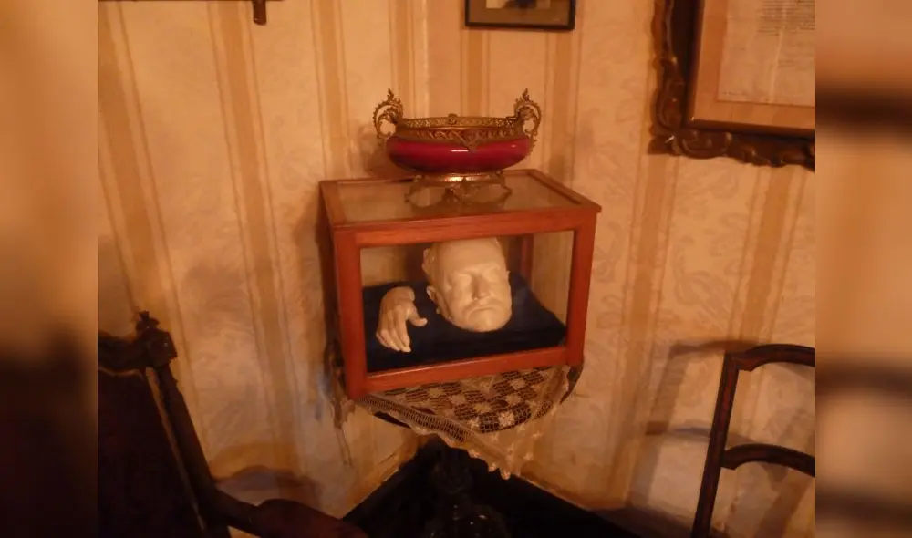 Máscara mortuoria y molde de la mano de Raúl Porras Barrenechea. Foto: Instituto Raúl Porras Barrenechea.