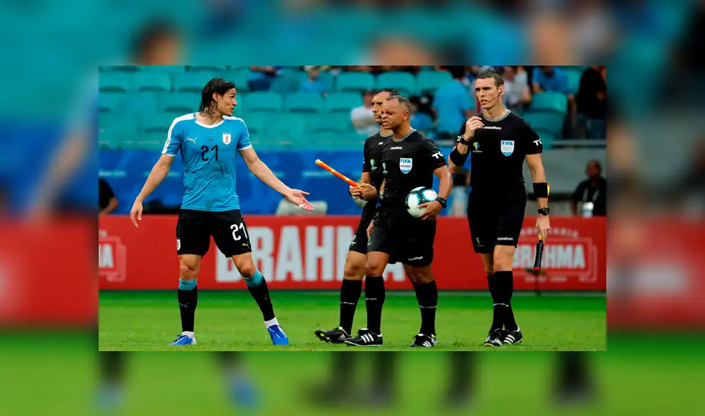 Tres goles anulados a Uruguay contra Perú.