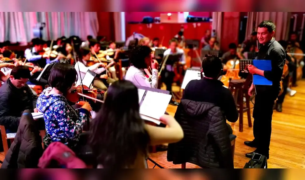 Orquesta Sinfónica del Cusco, dirigida por Theo Tupayachi en pleno ensayo. Foto: Jazmín Lezama. Orquesta Sinfónica del Cusco, dirigida por Theo Tupayachi en pleno ensayo. Foto: Jazmín Lezama.