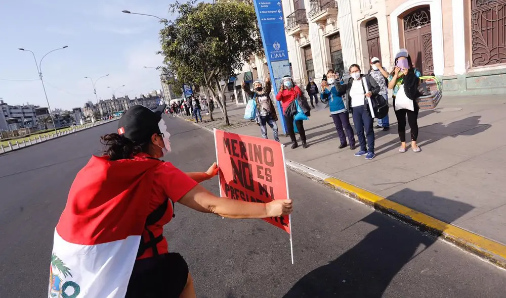 Ciudadanos se congregan en la plaza San Martín con carteles y banderas. Foto: Oswald Charca/La República Ciudadanos se congregan en la plaza San Martín con carteles y banderas. Foto: Oswald Charca/La República