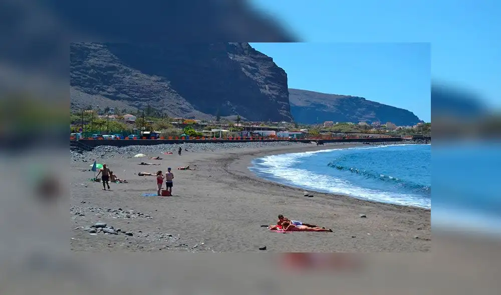 Varias personas toman el sol en una playa de La Gomera (España) este lunes durante la fase 3 de la desescalada por coronavirus. Foto: EFE Varias personas toman el sol en una playa de La Gomera (España) este lunes durante la fase 3 de la desescalada por coronavirus. Foto: EFE