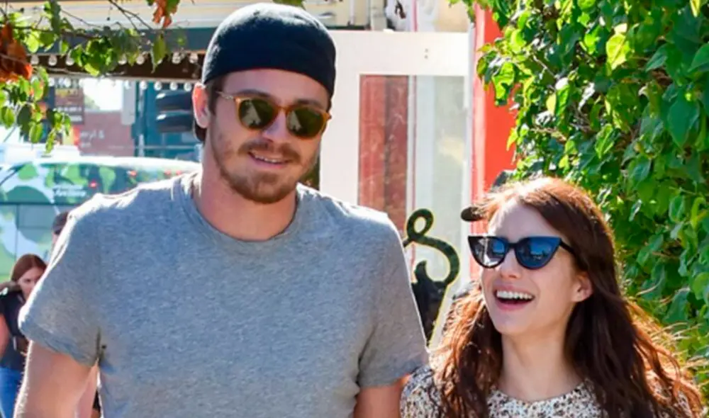 Emma Roberts y Garrett Hedlung brindaron ayuda a un motociclista que se accidentó cerca de su auto. Foto: E! News